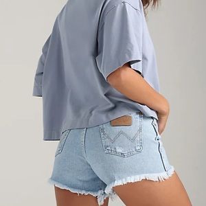Wrangler women’s reworked shorts in light stone size 25/0